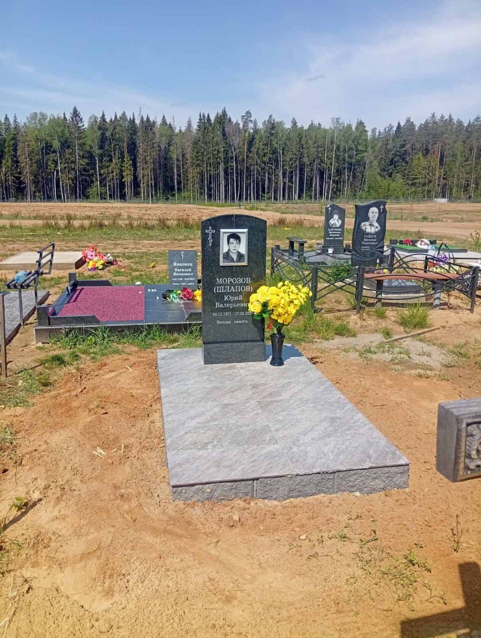 Двойной памятник с крестом